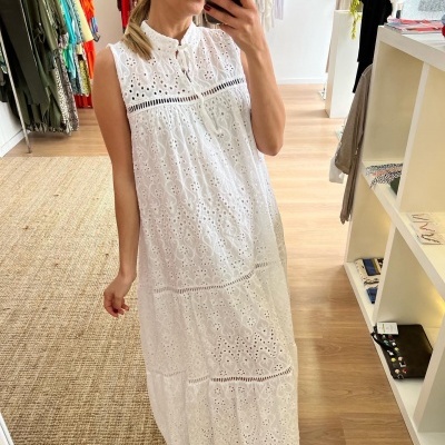 vestido longo branco bordado com gola alta e botões