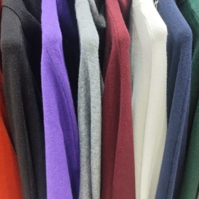 Casacos coloridos de malha pendurados lado a lado