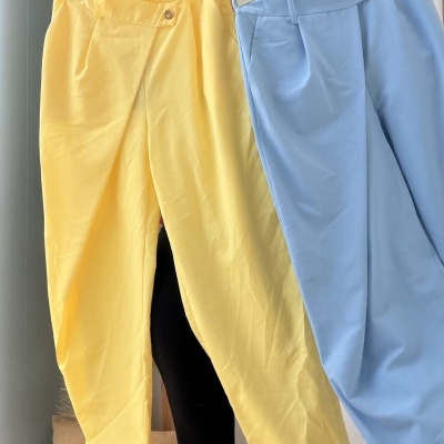 Calças amarelas e azuis claras femininas com cintura elástica e botões