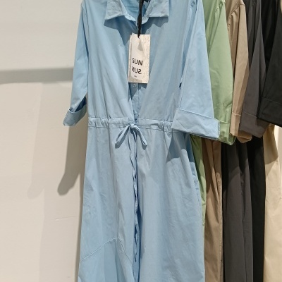 Vestidos compridos de mangas com cinto em várias cores pendurados em cabides