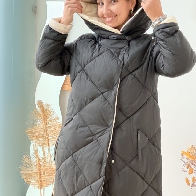 Casaco acolchoado comprido preto com capuz e detalhes bege