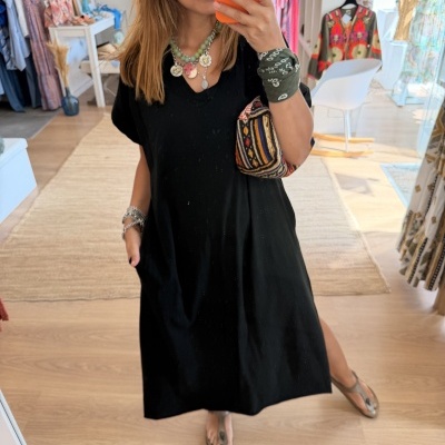 Vestido preto de algodão com decote em V e bolsos laterais.