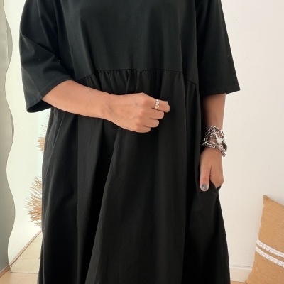 Vestido preto de algodão com mangas médias e decote em V