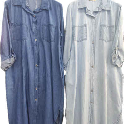 Dois vestidos compridos de ganga azul escuro e azul claro com botões e bolsos no peito