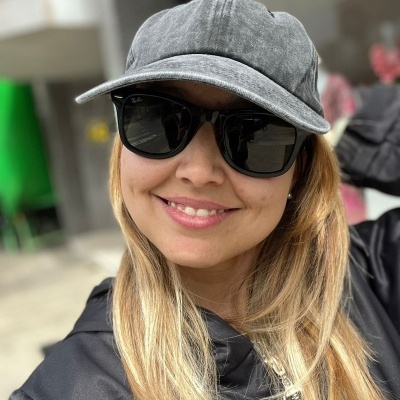 Pessoa com boné cinzento e óculos de sol pretos