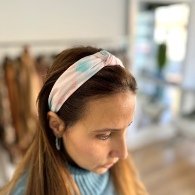 Faixa de cabelo tie-dye em tons pastel azul, rosa e branco