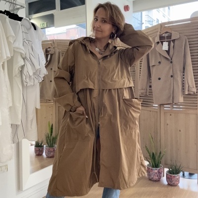 Mulher com casaco comprido camel