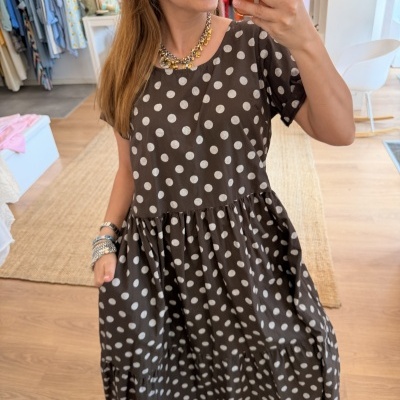 Vestido curto castanho com bolinhas brancas e mangas curtas