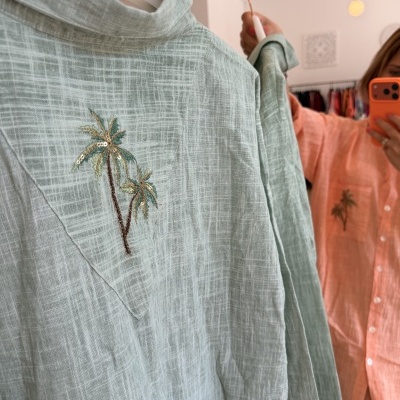 Camisa verde água clara com bordado de palmeiras e textura quadriculada