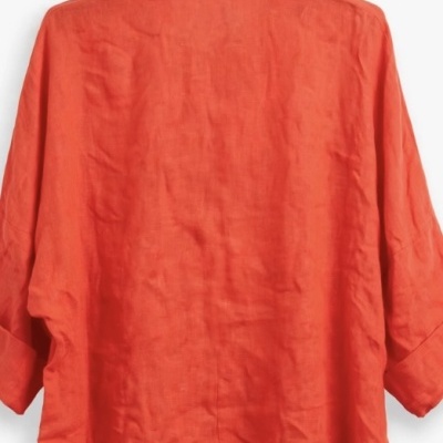 Camisa laranja de manga comprida pendurada vista de costas