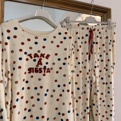 Conjunto de pijama de tecido macio com bolinhas e texto TAKE A SIESTA
