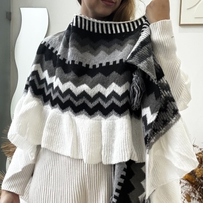 Poncho de malha preto, cinza e branco com franjas e gola alta