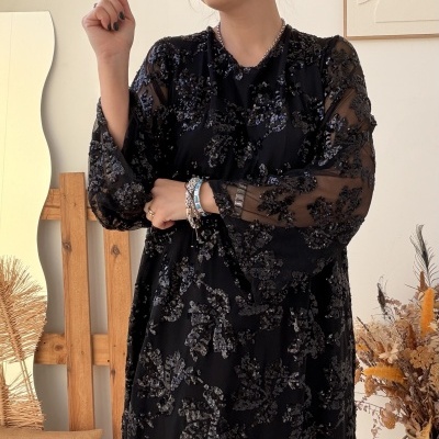 Vestido preto com padrão floral em veludo e transparências nas mangas e barra.