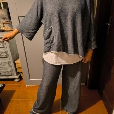 Conjunto cinzento de camisola e calças largas com bolso