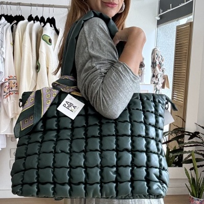 Mala acolchoada verde escura com padrão de quadrados e lenço decorativo