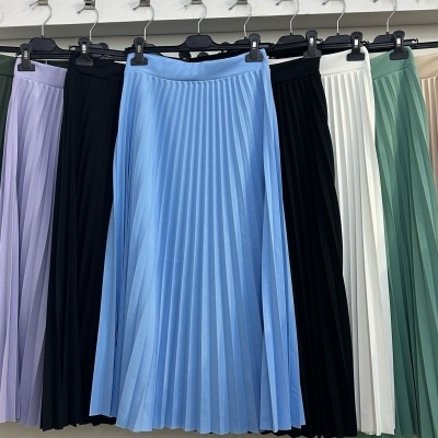 Saias plissadas coloridas penduradas em cabides