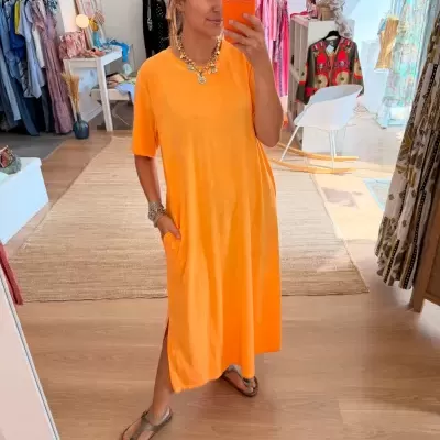 Vestido laranja curto de manga curta com bolso lateral