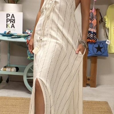 Vestido comprido creme com riscas verticais e alças com pompons