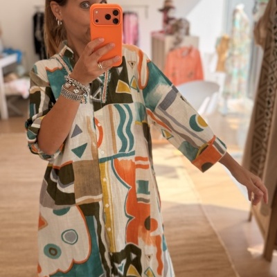 Vestido curto colorido com padrão abstrato em ambiente interno