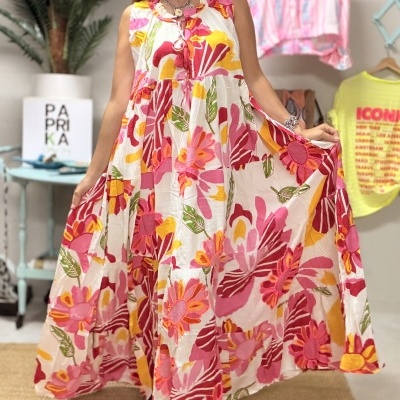 Vestido longo colorido com padrão floral em modelo feminino