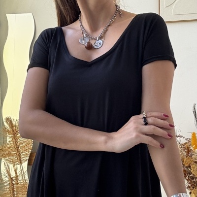 Mulher a usar t-shirt preta e acessórios