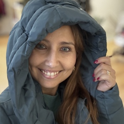 Mulher com casaco azul acolchoado e capuz.