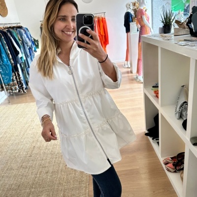 Blusão branco curto feminino com fecho de correr, em loja de roupa
