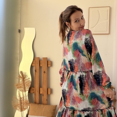 Vestido comprido de padrão colorido abstrato com manga comprida