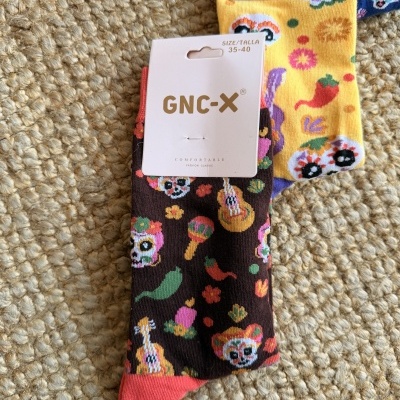 Meias coloridas com estampado de caveiras mexicanas e objetos, etiquetas GNC-X tamanho 35-40.