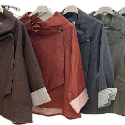 Blusas femininas coloridas de algodão com gola alta e botão penduradas em cabides
