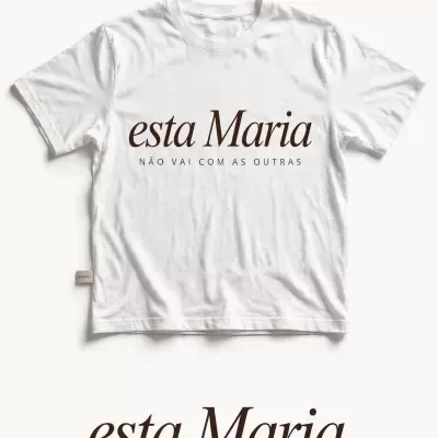 T-shirt branca com texto castanho da coleção Esta Maria