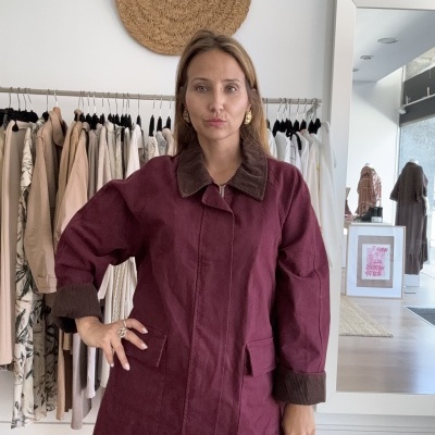 Casaco feminino bordeaux com gola e punhos castanhos