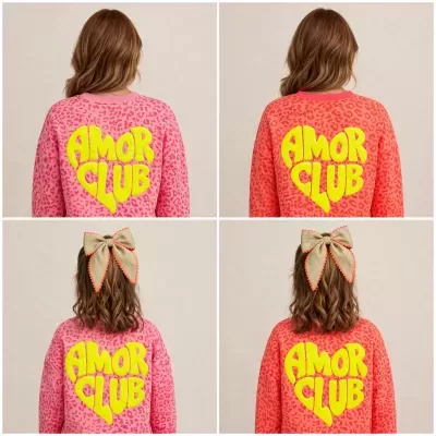 Camisolas felpudas rosa e laranja com padrão animal print e frase AMOR CLUB em amarelo em coração nas costas.