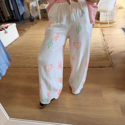 https://www.paprika.pt/product/pantalonas-white-and-neo
