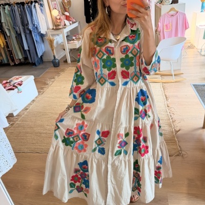 Vestido comprido bege com bordados florais coloridos