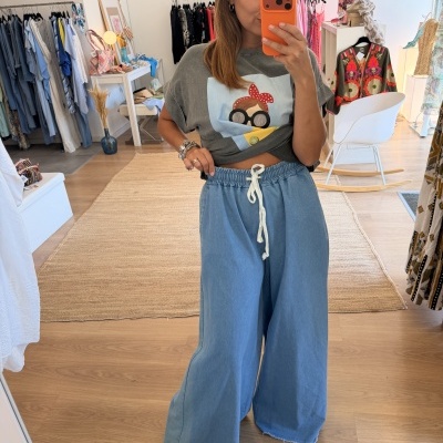 Calças largas de ganga azul clara com cordão branco na cintura