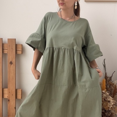Vestido comprido verde com mangas curtas largas e saia franzida