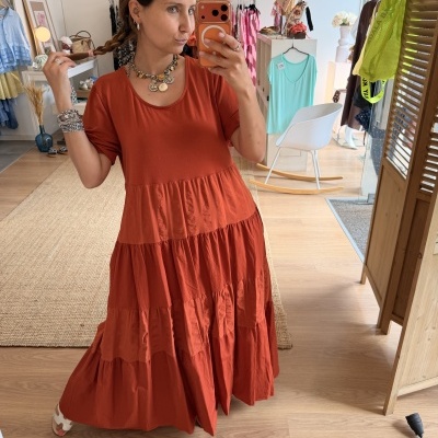 Vestido longo terracota de algodão com mangas curtas e saia em camadas