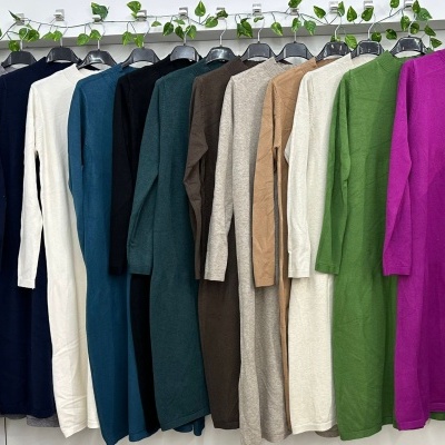 Vestidos de malha compridos de várias cores pendurados num cabide