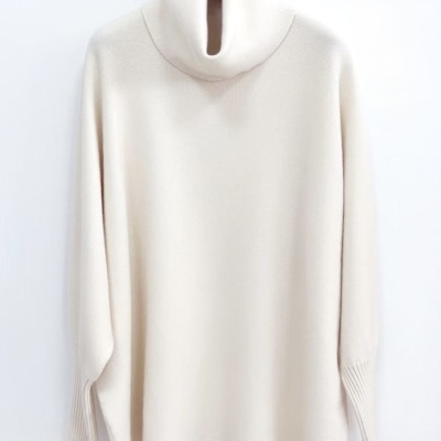 Camisola de malha creme com gola alta ampla