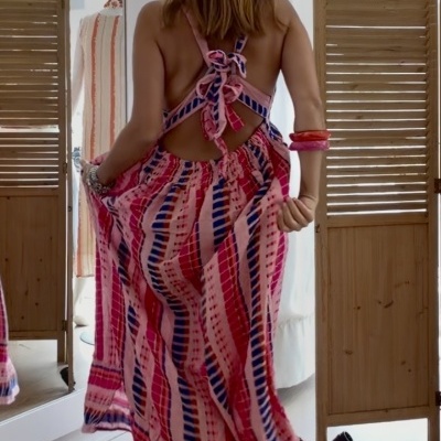 Vestido longo colorido com padrão geométrico e costas abertas