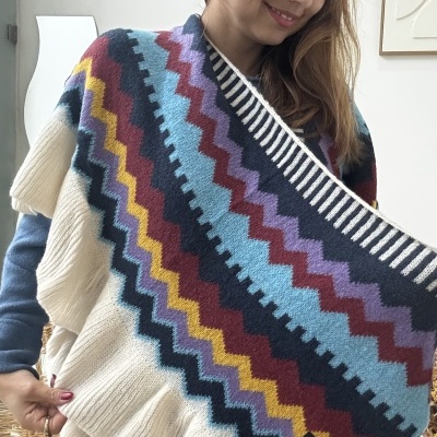 Lenço de malha multicolorido com padrão zig-zag usado por mulher