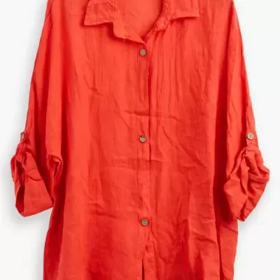 Camisa vermelha de linho com botões pendurada