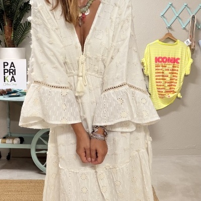 Vestido comprido branco com mangas largas e detalhes bordados