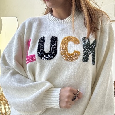Camisola branca com letras LUCK em lantejoulas coloridas
