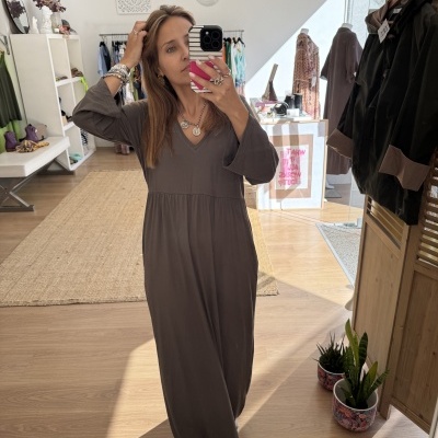 Vestido comprido castanho com decote em V e mangas compridas