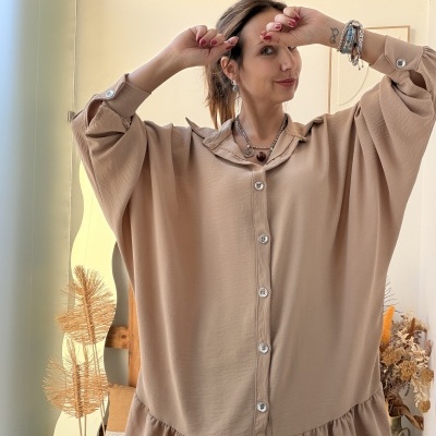 Camisa bege clara feminina com botões e gola com folho