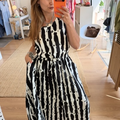 Vestido preto e branco padrão riscas verticais e manchas