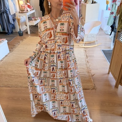 Vestido longo com padrão estampado de elementos tropicais em loja de roupa