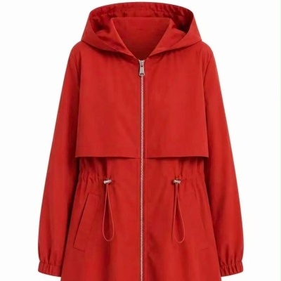 Casaco vermelho com capuz e fecho de correr
